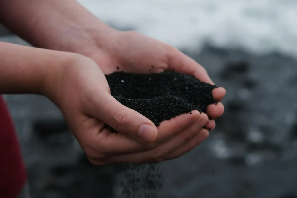 Compost over gazon strooien: ontdek de kracht van deze voeding