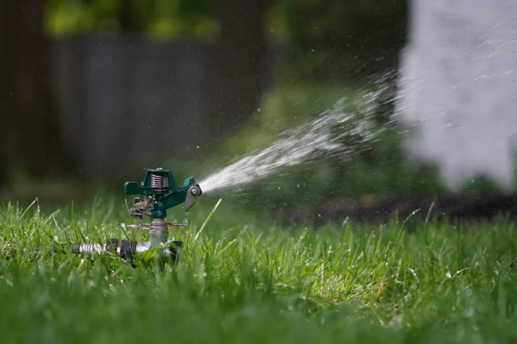 Automatisch beregenen van het grasveld: ook als je weg bent