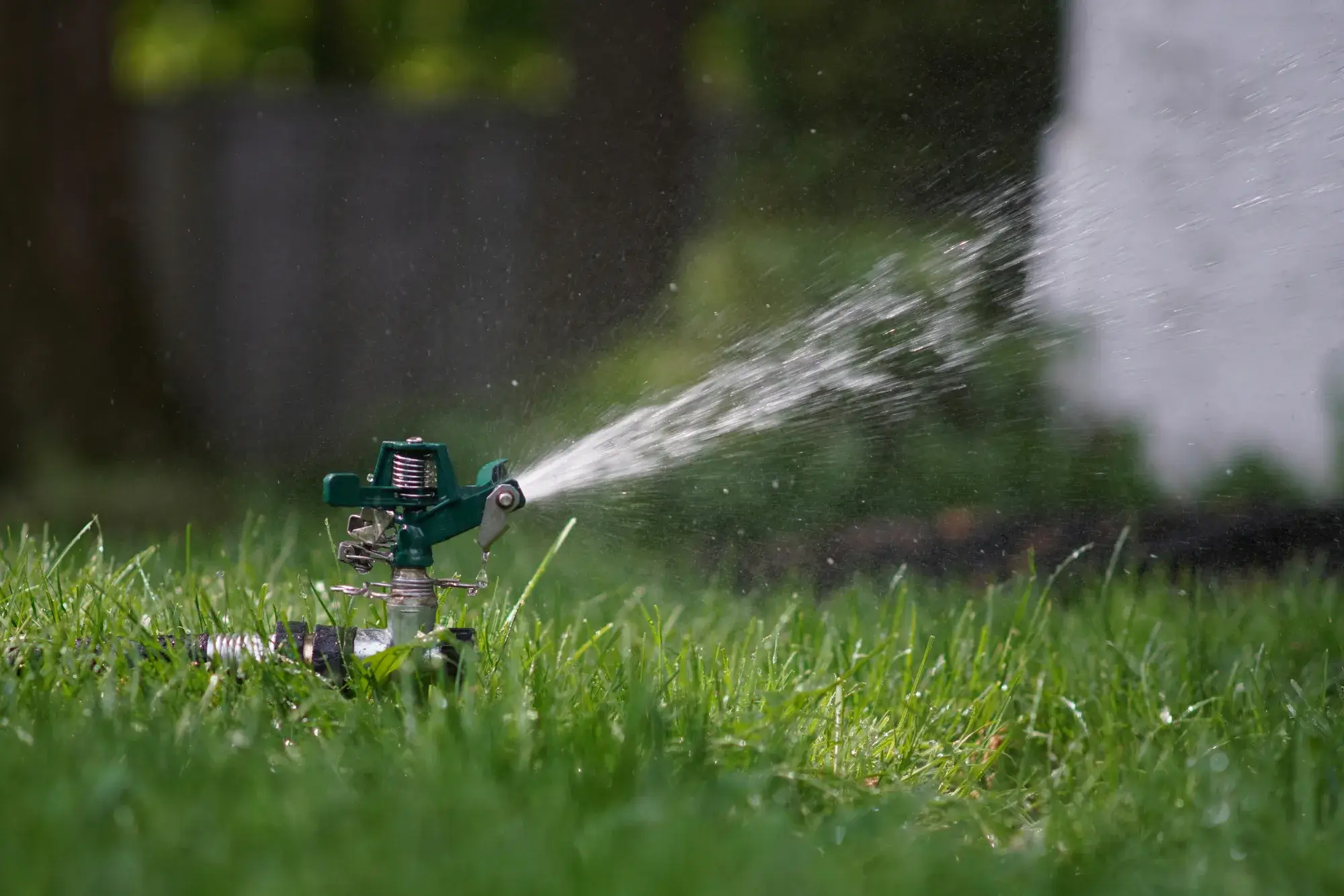 Ook tijdens afwezigheid kun je door middel van automatisch berekenen je grasveld gezond houden.